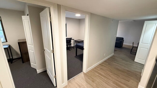 Interior Photo - 809 W Springfield