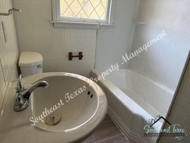 Building Photo - 3841 Canal Ave