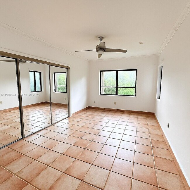 Building Photo - 1915 Country Club Prado