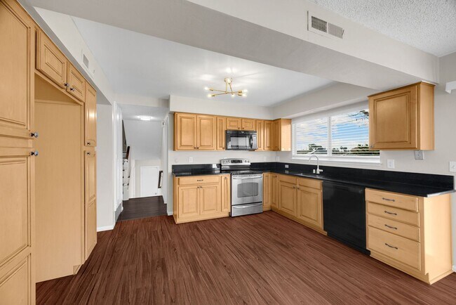 Building Photo - Tri Level 4 bedroom plus Family Room in Yorba Linda