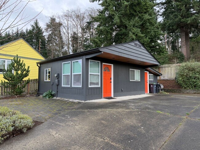 Building Photo - Rare Find with Main House and Fully Equipped ADU!