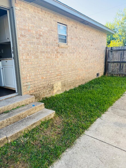 Building Photo - 108 Hardy St