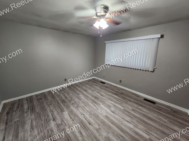 Building Photo - 2 bedroom townhome, minutes from highway and Morton High School