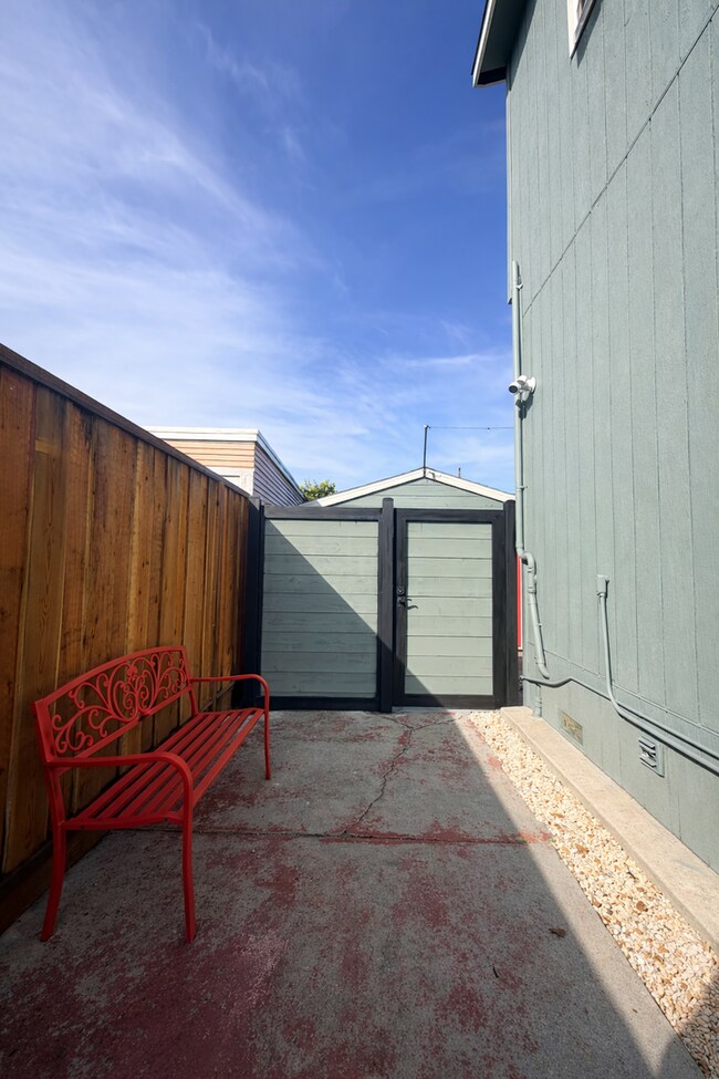 Building Photo - REMODELED HUGE BRIGHT 2400sf 4BR/3.5BA Havenscourt Split Level Home w Cottage AVAIL NOW