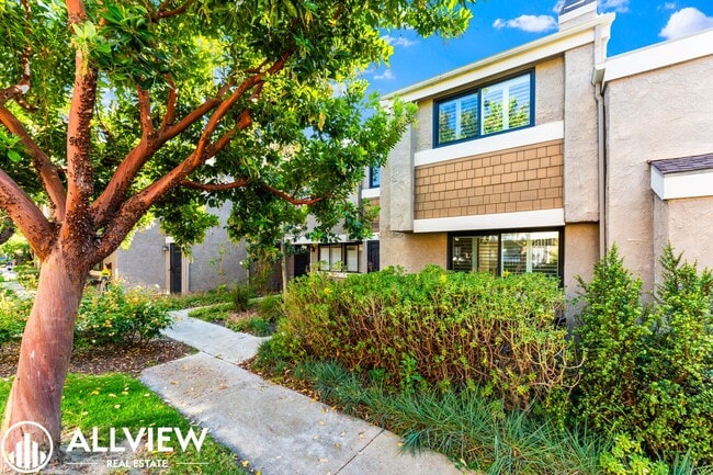 Building Photo - Gorgeous 3 Bed/2.5 Bath in Newport Beach Available Now!