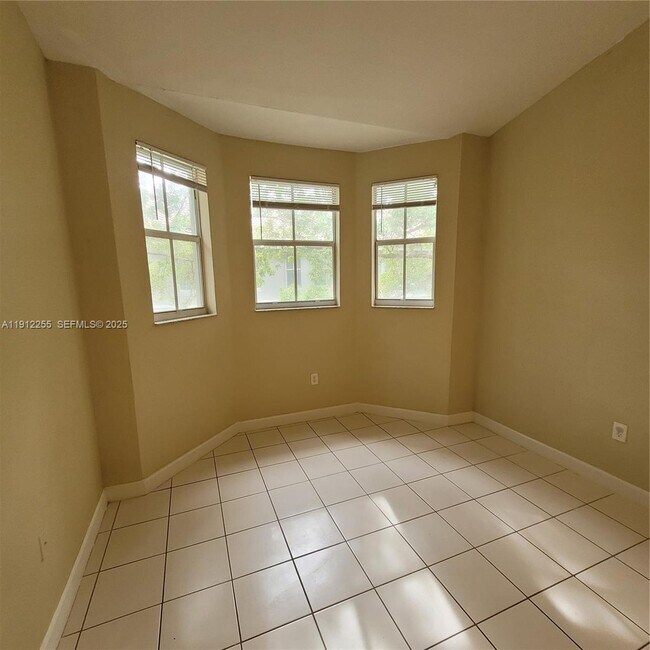 Building Photo - 1666 SE 27th Ct