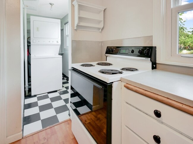 Building Photo - 2 Bed and 1 Bath Charming Single-Family Ho...
