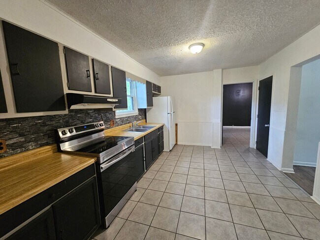 Building Photo - 4 Bedroom