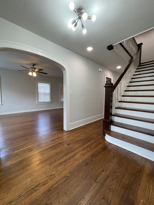 Building Photo - Gorgeous Home Available Now!!