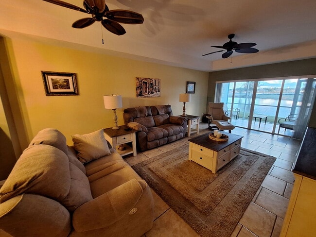 Building Photo - Beautifully upgraded Ground Floor condo with lake view