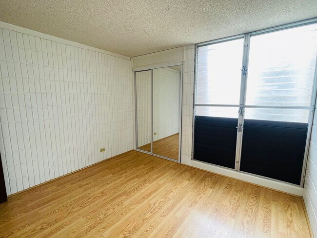 Building Photo - Partly Furnished 3-bedroom, 2-bath condo a...