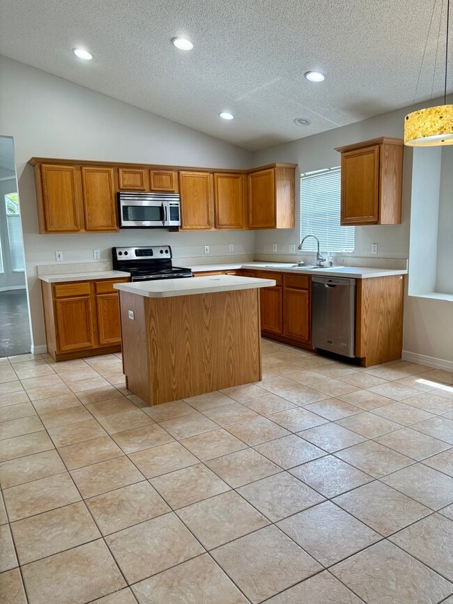 Building Photo - Ready to Move in!! Must See! Lake Mary Com...