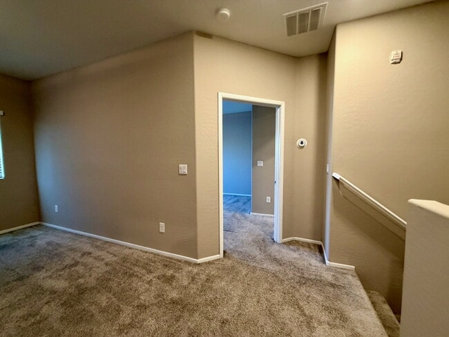 Building Photo - 3 BED 3 BATH 2 CAR GARAGE TOWNHOUSE W/ PRIVATE YARD, LOFT & BEDROOM DOWNSTAIRS IN GATED COMMUNITY...