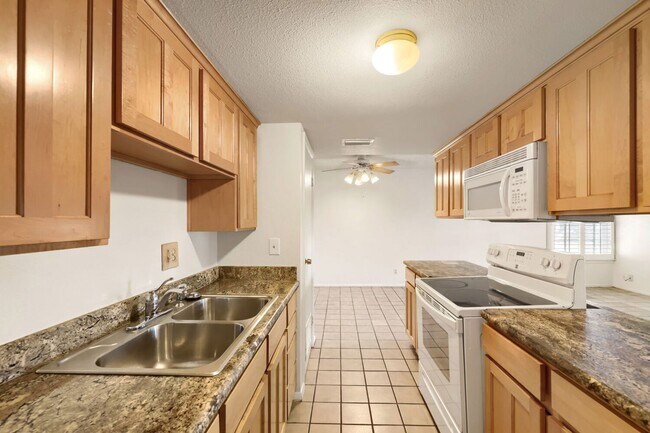 Building Photo - Cozy 2-Bedroom Apartment with Community Amenities