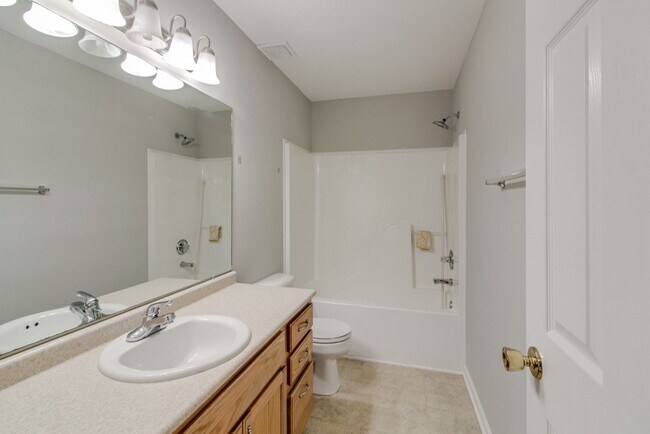 Building Photo - 4 Bedroom Pet Friendly Home For Rent!