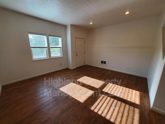 Building Photo - 1205-1207 NE Monroe St