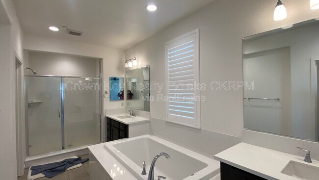 Building Photo - 17823 Taft Dr