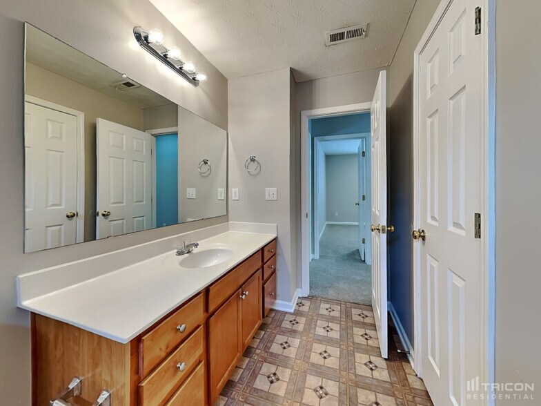 Building Photo - 298 Arrowhead Dr