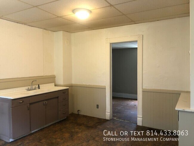 Building Photo - 613 E 13th St