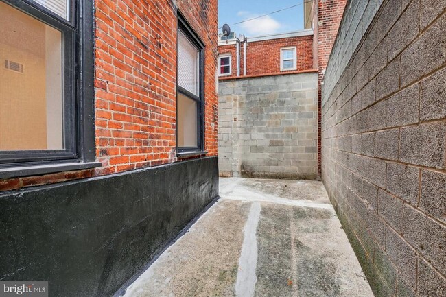 Building Photo - 712 N American St