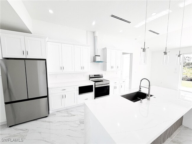 Building Photo - 852 Chipley St E