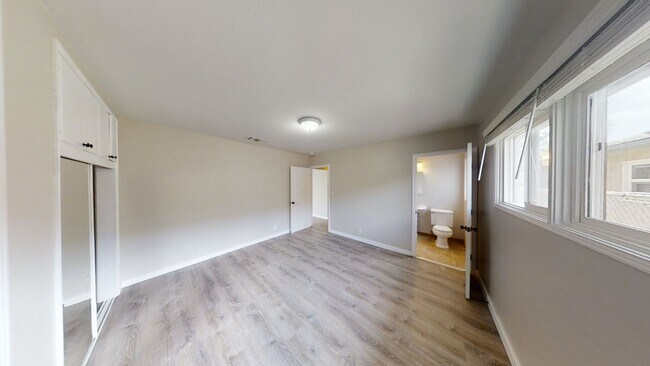 Building Photo - Spacious 5 BR 2 BA!
