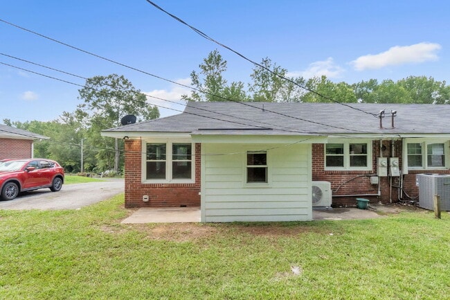 Building Photo - Newly renovated 2 BR / 1 BA Duplex in hear...