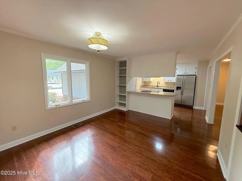 Building Photo - 107 E Baywood Ln