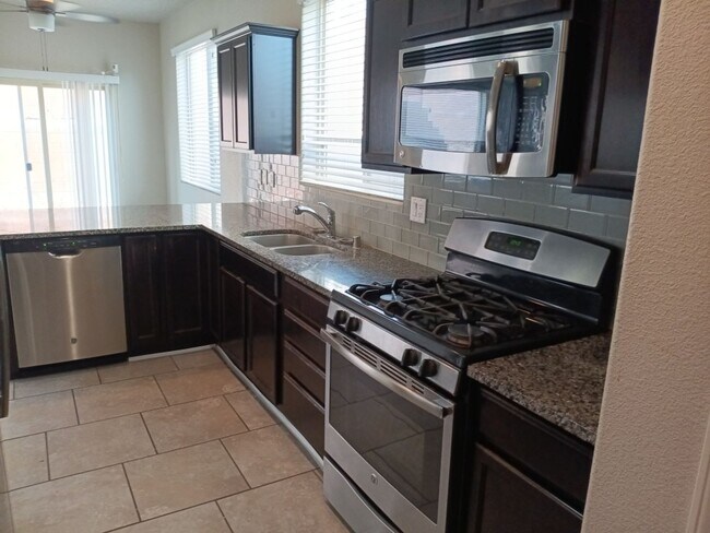 Building Photo - Spacious 3 bedroom, 2.5 bathroom home! Showings available NOW!