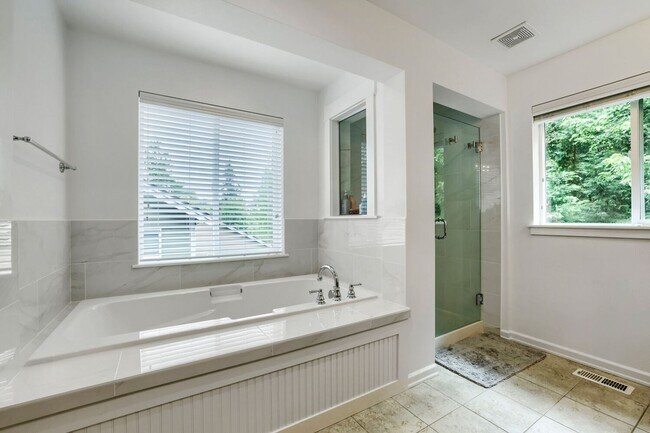 Building Photo - 5bd/3.5ba Bellevue Hoome