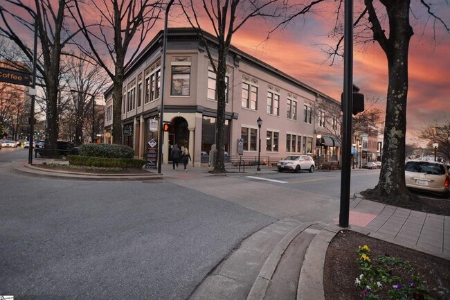 Building Photo - 102 N Main St