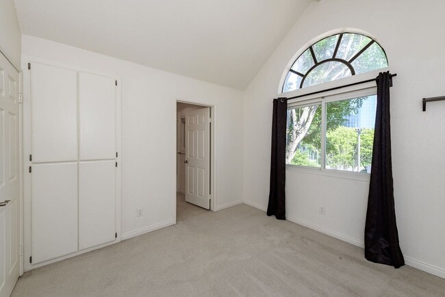 Building Photo - Convenient, Spacious Townhome for Rent in ...