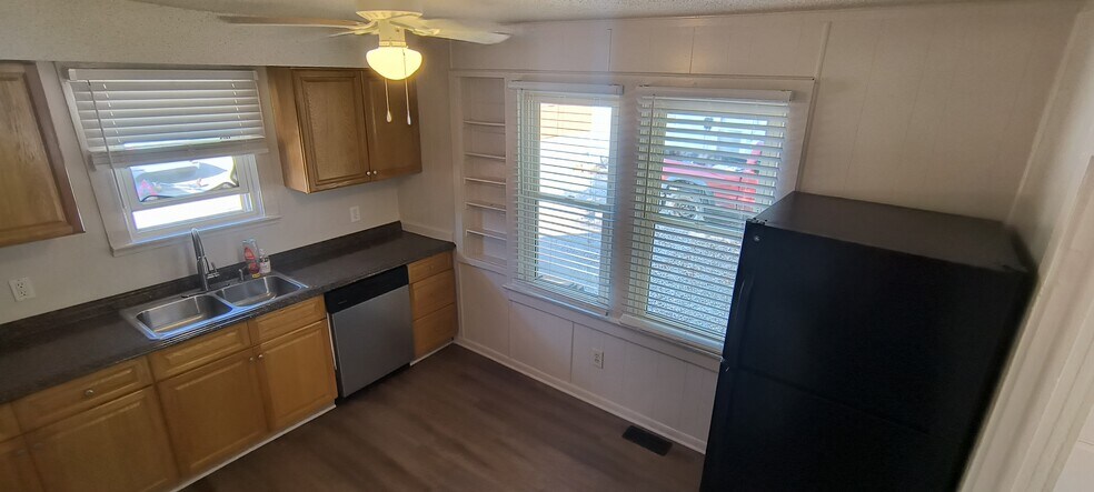 Kitchen - 4104 Elledge Dr