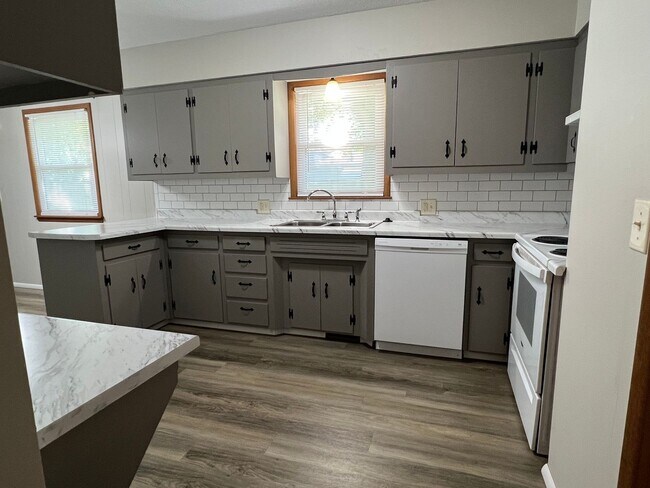 Building Photo - Well-Maintained 3 Bed / 2 Bath near Mercy Hospital