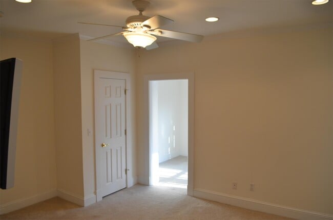 Building Photo - 621 W Princess Anne Rd