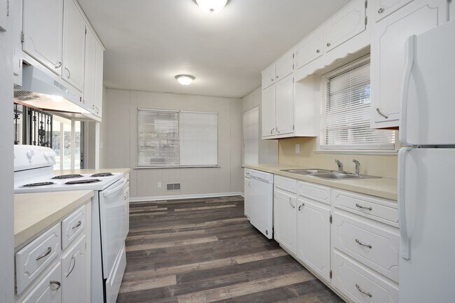 Building Photo - Newly renovated, spacious and versatile ho...