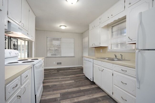 Building Photo - Newly renovated, spacious and versatile house waiting to be a home!