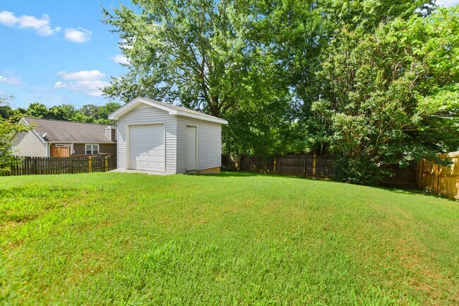Building Photo - Three Bedroom in Sango!