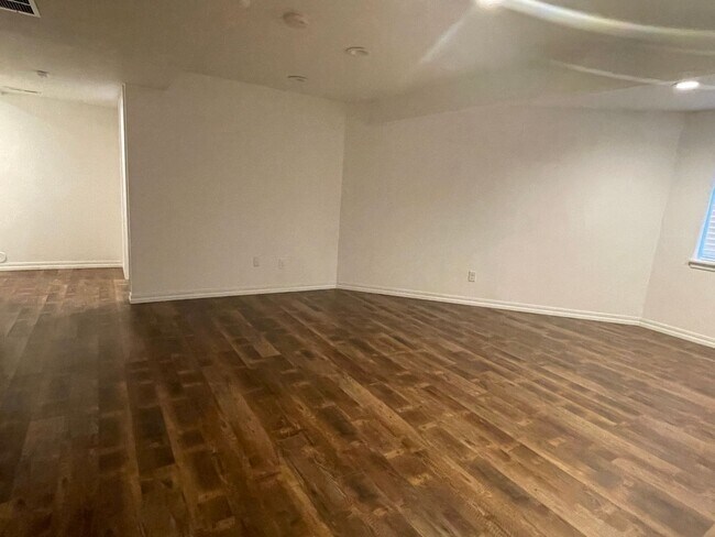 Building Photo - Beautiful 3 Bed/4 Bath Townhome in Longmon...