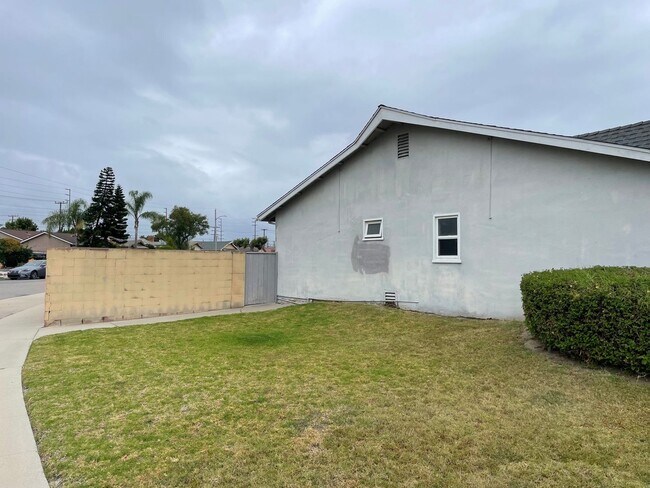 Building Photo - 3 Bedroom 2 Bath House Westminster, CA !