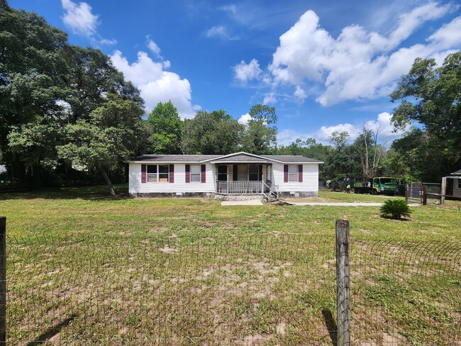 Building Photo - 3 bed, 2 bath on 1/3 Acre of FENCED land.
