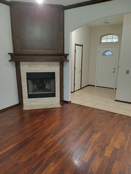 Building Photo - 3300 Marilyn Dr