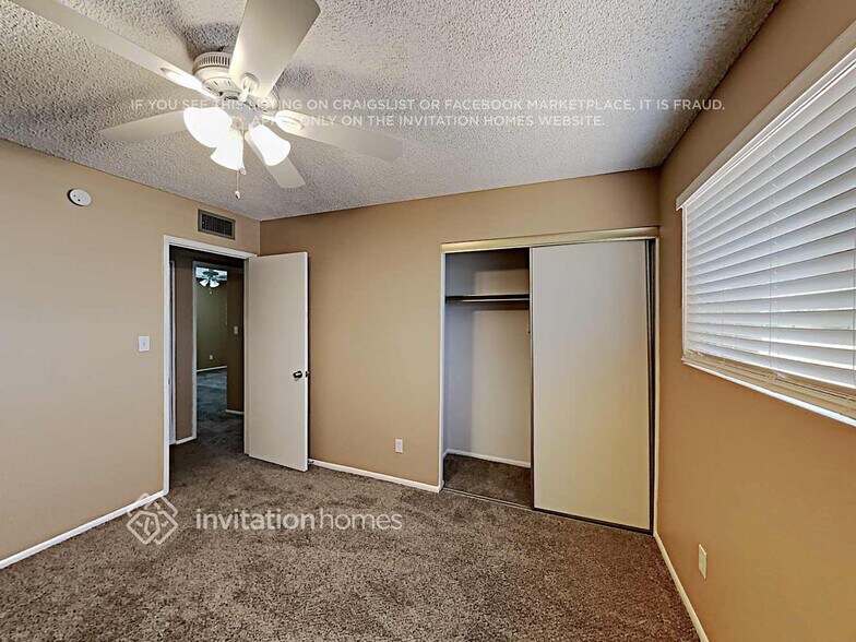 Building Photo - 4602 W Paradise Dr