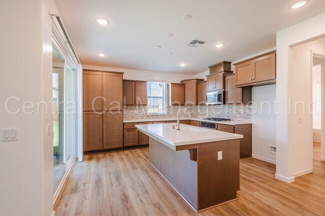 Building Photo - 4 Bedroom/3 Bath Home with Solar in Commun...