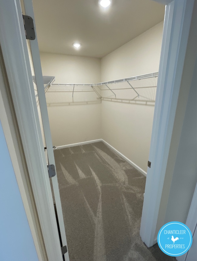 Building Photo - 222 White Oak Ridge Dr