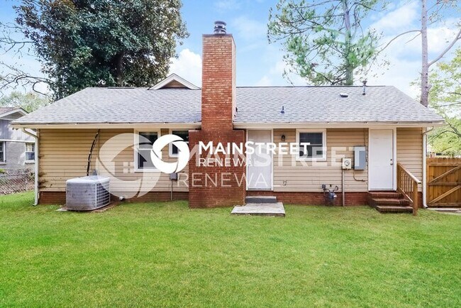 Building Photo - 3 Bedroom Pet-Friendly Home in Charlotte, NC with Main Street Renewal