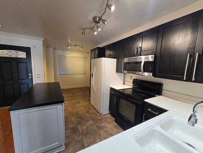 Building Photo - Beautiful 2 Bedroom 2 Bathroom Condo in La Jolla / UTC