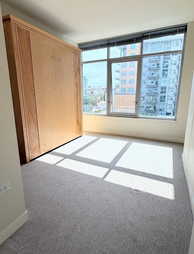 Building Photo - 425 W Beech St