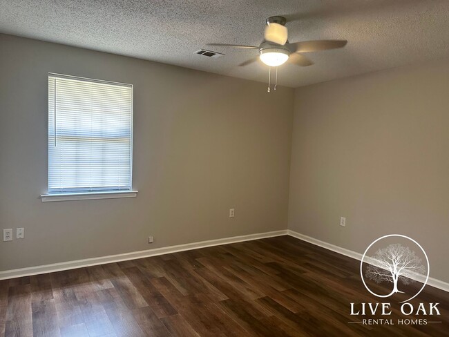 Building Photo - MOVE IN SPECIAL: $500 OFF 1ST MONTH'S RENT!**