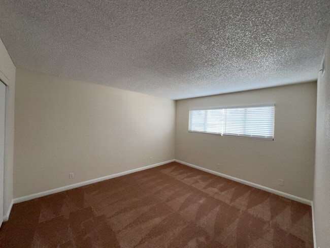 Building Photo - "Chic & Spacious 2-Bed Oasis in Prime Las ...